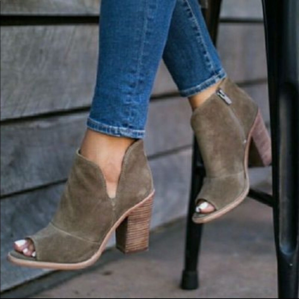 Vince Camuto katleen peep toe booties